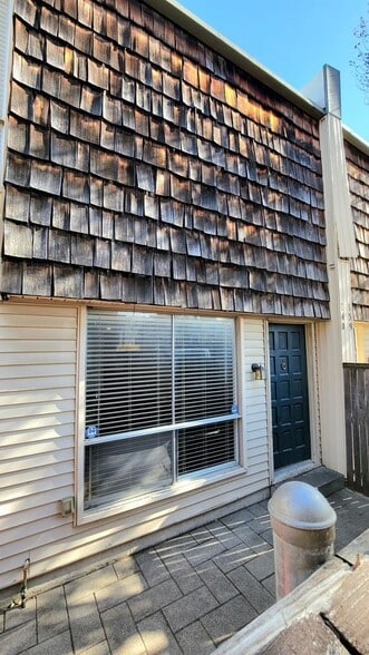 Building Photo - 2702 Douglas Ave