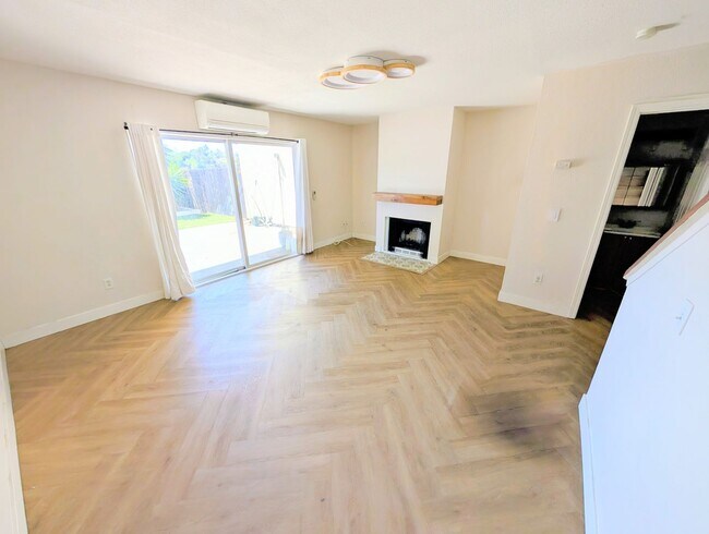 Building Photo - AWESOME 2 BED/1.5 BATH WITH LARGE YARD+WRA...