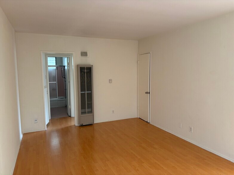 Building Photo - 907 N Gardner St