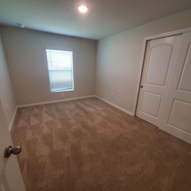 Building Photo - Spacious 4 Bedroom 2.5 Bath 2 Car Garage Home