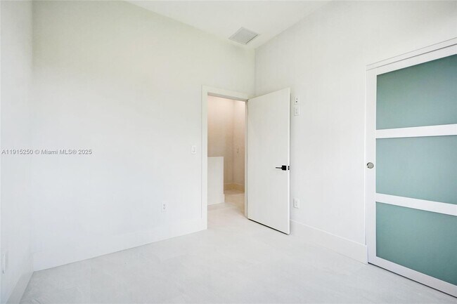 Building Photo - 119 NE 118th St