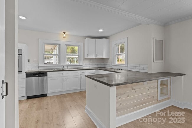 Building Photo - 765 N Church St