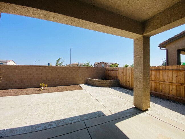 Building Photo - $2,495 Leonard & Ashlan, 3 Bedroom Home - ...