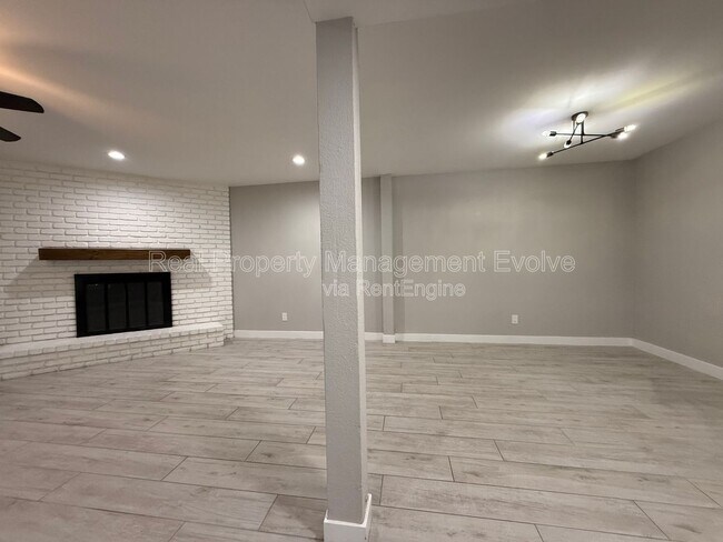 Building Photo - 606 E Royal Palm Square N