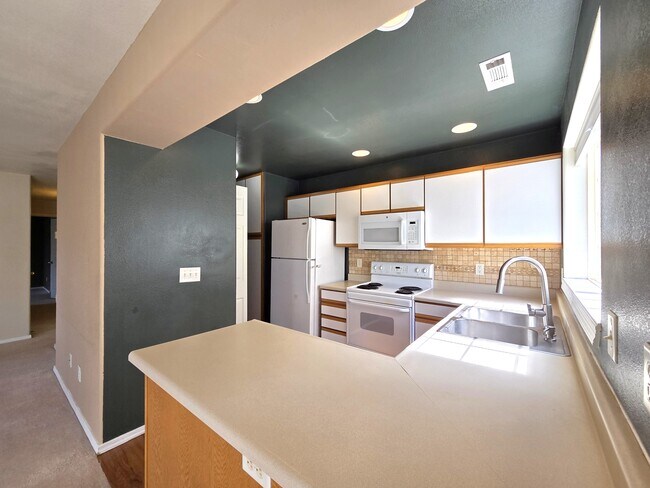 Building Photo - 2940 W Villard St