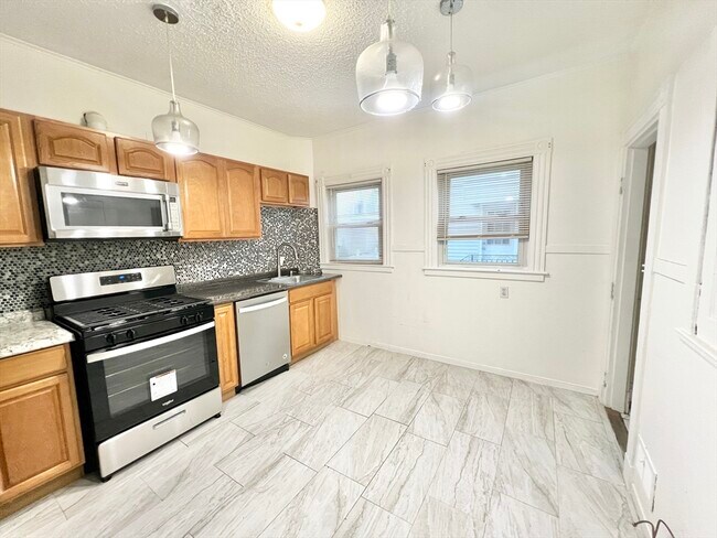 Building Photo - 18 Sherman St