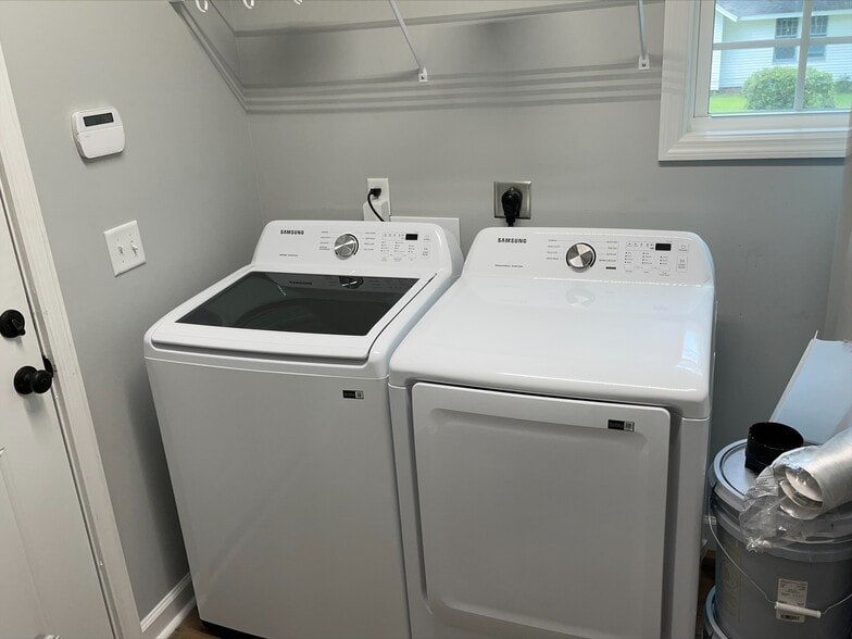 Washer and Dryer included! - 1112 N Toombs St