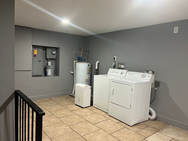 Building Photo - 7 Bedroom Home