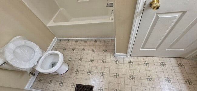Building Photo - READY TO MOVE IN! 3 BEDS/2 BATHS!