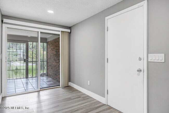 Building Photo - 1215 Bluehill Dr N