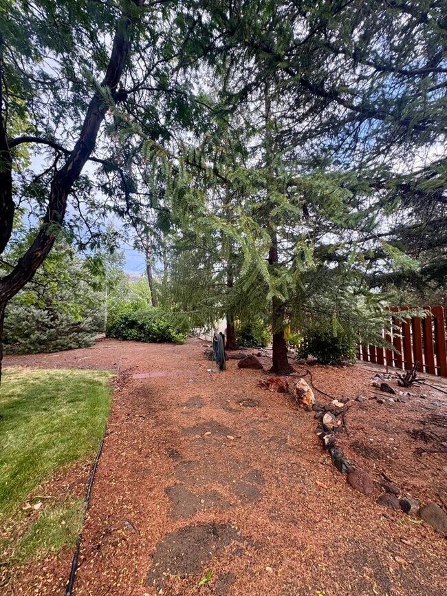 Building Photo - Spacious 3 Bed + Office | 3 Bath | 3-Car G...