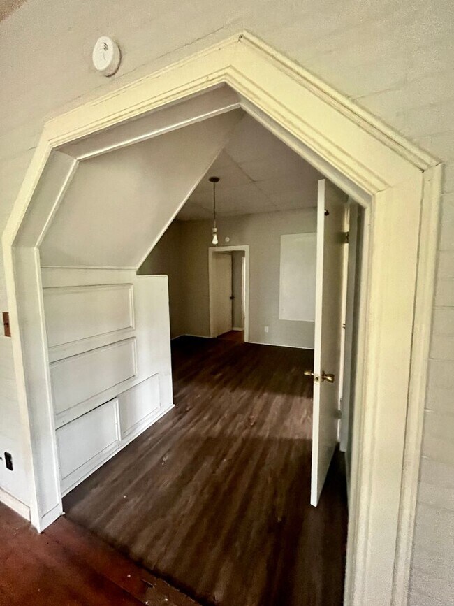 Building Photo - Beautiful 3/2 Farmhouse on Acreage