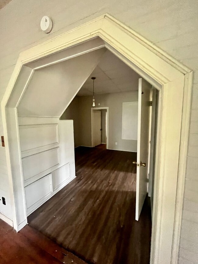 Building Photo - Beautiful 3/2 Farmhouse on Acreage with Ho...
