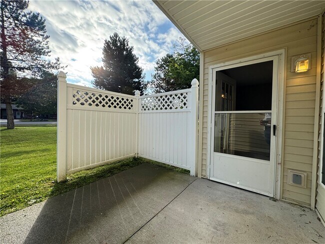 Building Photo - 749 Royal Sunset Dr
