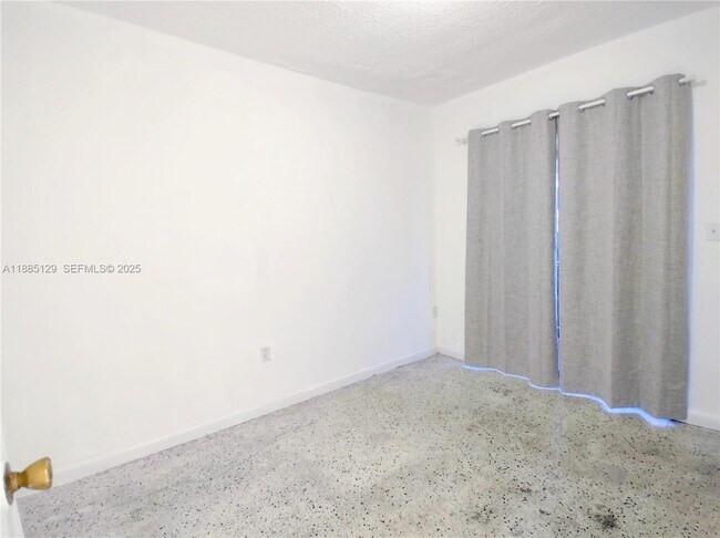 Building Photo - 921 SW 7th St