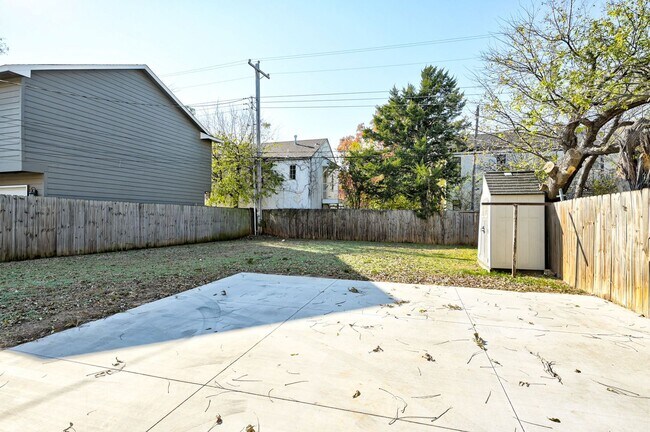 Building Photo - N Gatewood Ave Duplex