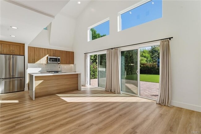 Building Photo - 6200 Woodlake Ave