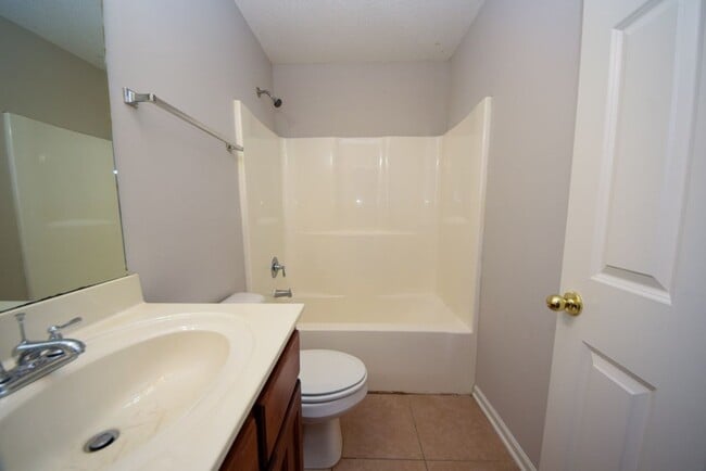 Building Photo - Great curb appeal home with 3 beds and 2 b...