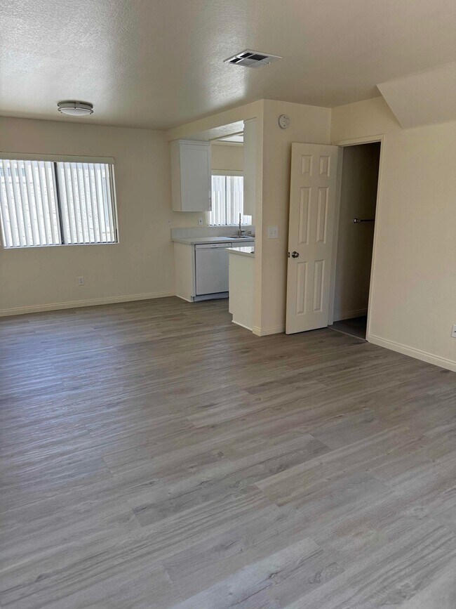 Building Photo - 11th Street Townhomes