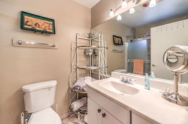 Building Photo - 1 Bedroom Casita with Pool Access!