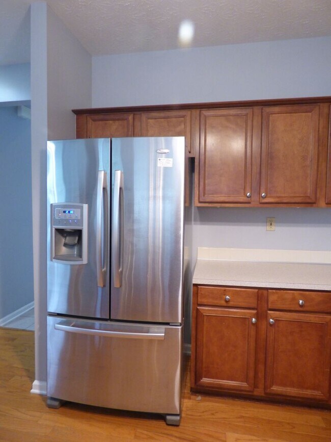 Building Photo - Lovely, Spacious 4 BR House! Vaulted Ceili...