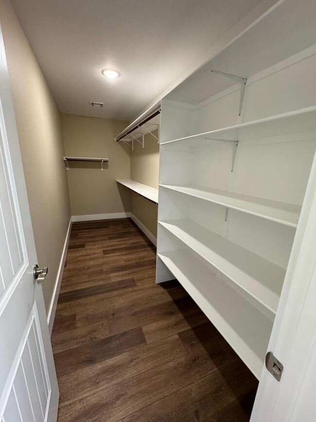 Building Photo - 2516 S Schifferdecker Ave