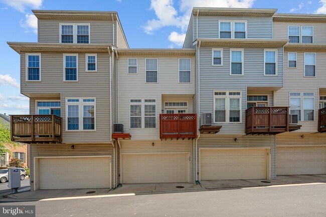 Building Photo - 956 Harrison Cir