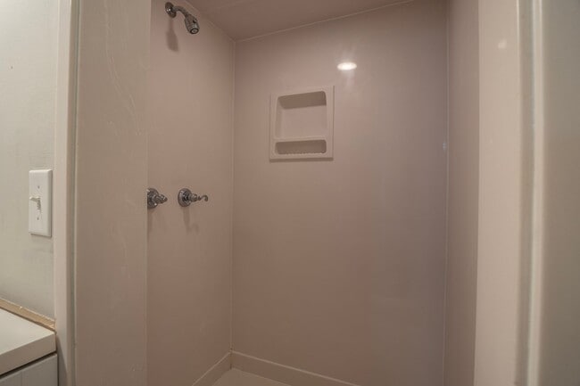 Building Photo - Charming 4 bedroom, 2 bathroom home located in Fayetteville, AR