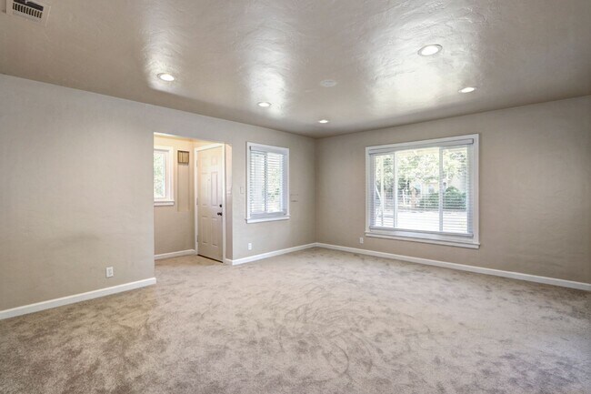 Building Photo - 5400-5402 Folsom Blvd