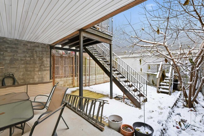 Building Photo - 62 Monroe St