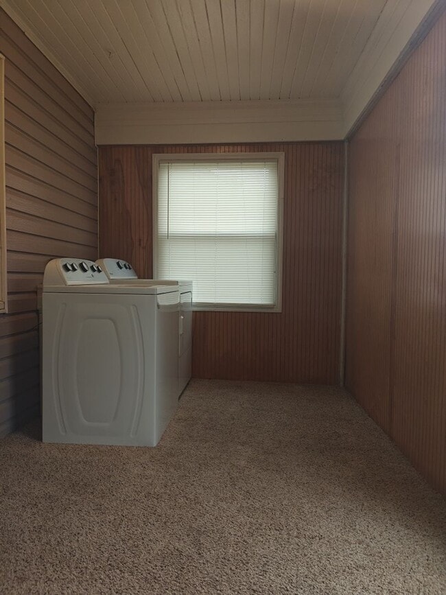 Building Photo - August Special! Application/Reservation Fe...