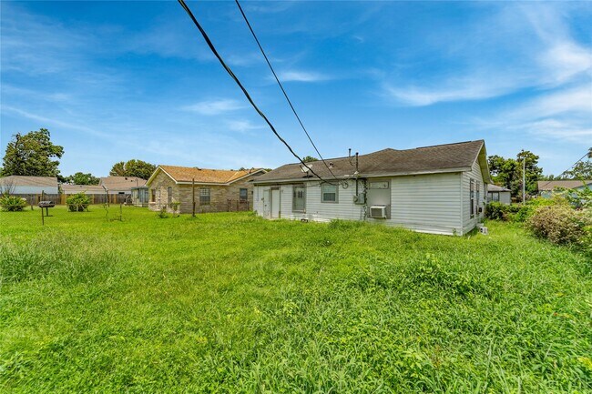 Building Photo - 209 Hyta St