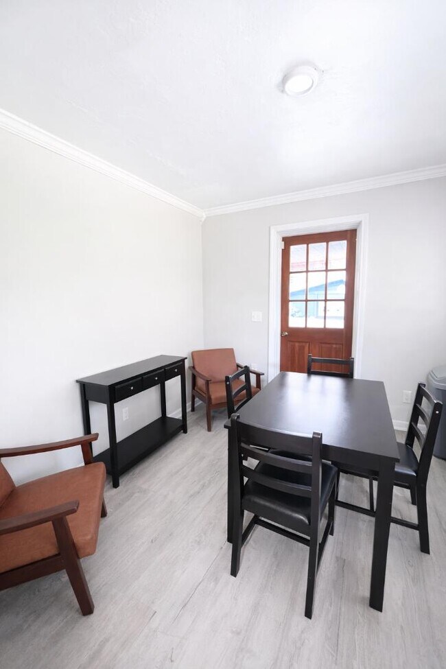 Building Photo - 807 Ave M SW