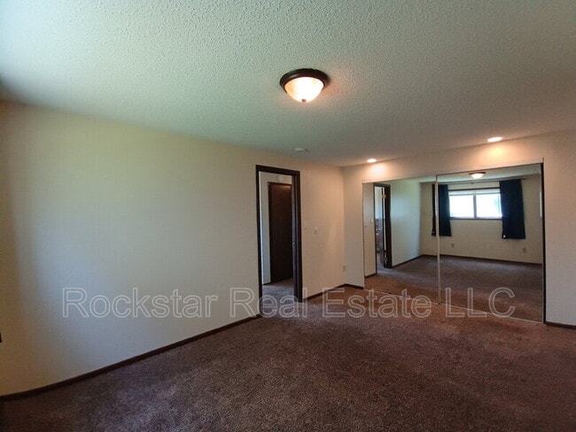 Building Photo - 537 E Garland Ave