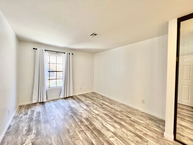 Building Photo - Stunning 2 bed/2 bath condo in the desirab...