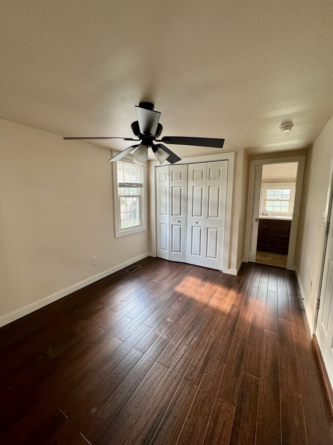 Building Photo - 129 Laurel Rd