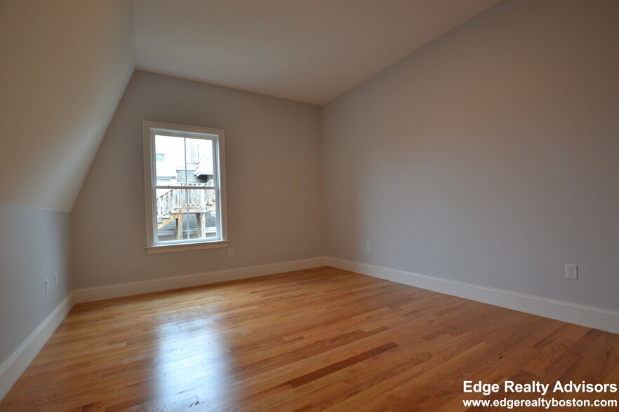 Building Photo - 7 Sparhawk St