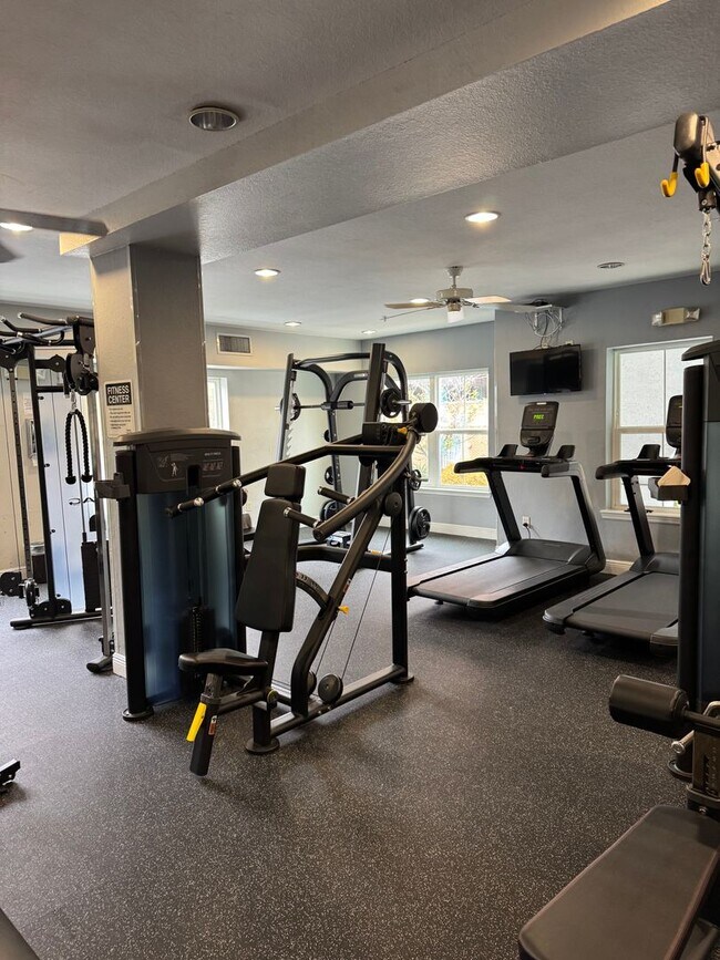 Building Photo - Perfectly priced 1/1 in heart of Downtown Orlando