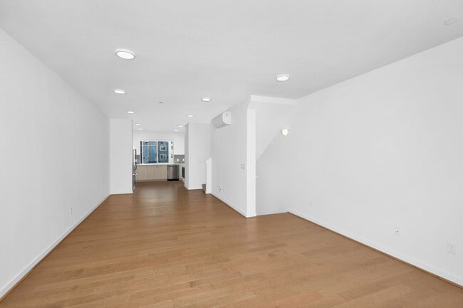 Building Photo - Bellevue spacious townhome living - 2 car garage