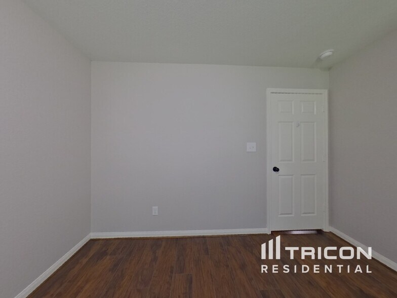 Building Photo - 10774 Royal York Dr