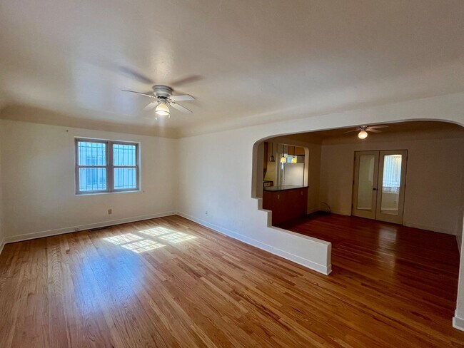 Building Photo - 3 Bedroom 2 Bathroom Charmer In Nob Hill!