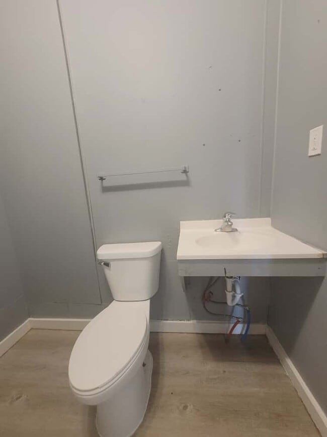 Building Photo - 424 1/2 N Wheeler Ave