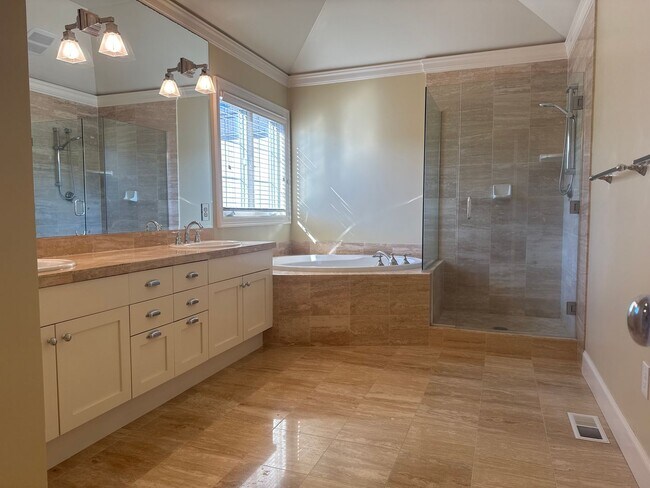 Building Photo - Dec Special Promotion!  Exceptional 3 bed, 3 bath in Houghton Kirkland.  Move in Ready.