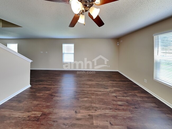 Building Photo - 489 Bourneside Dr