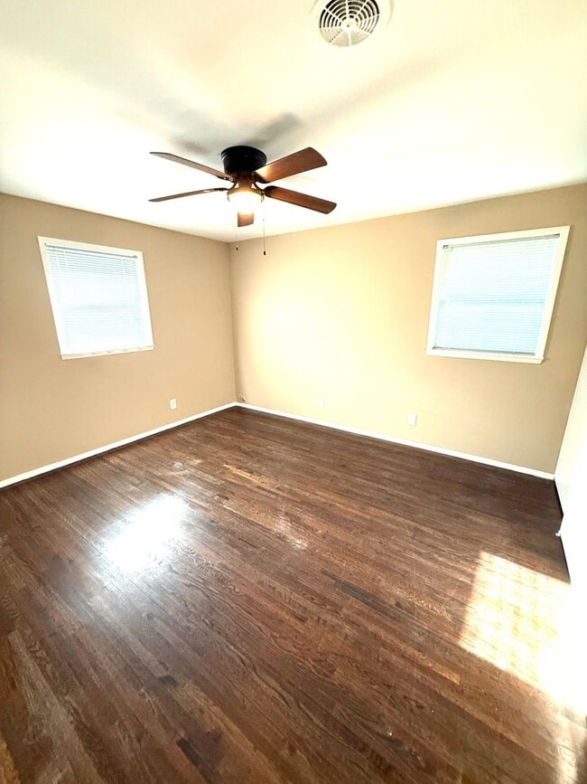 Building Photo - ** 3 Bed 1.5 Bath located off Zelda Road**...