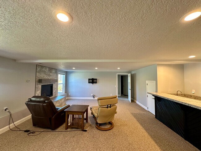 Building Photo - 2710 Lakeridge Ln