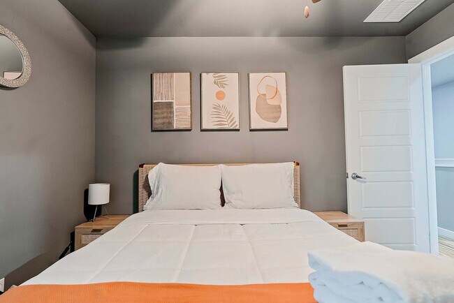 Building Photo - 2002 Rosewood Ave