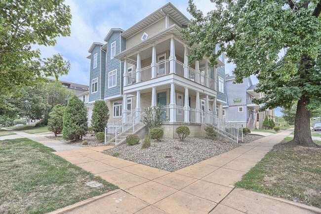 Primary Photo - 33 E John St