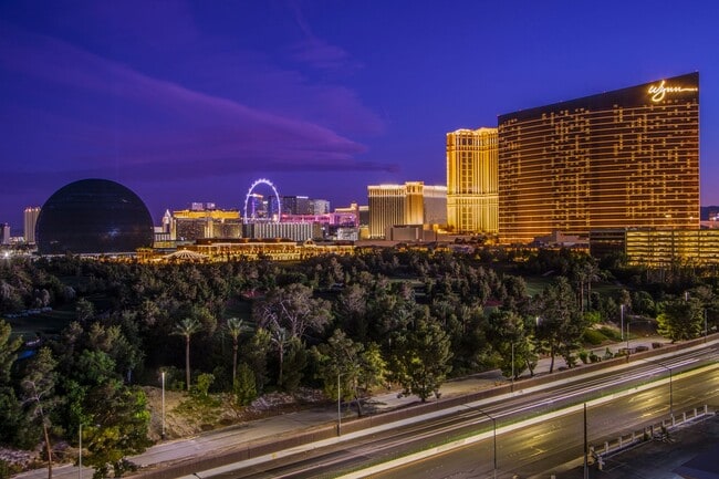 Building Photo - Absolutely stunning high rise loft at Metr...