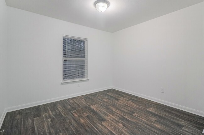 Building Photo - 1208 Bluffview Dr